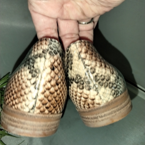 New women's slip on shoes by Madewell snake print size 9 pointy - Picture 6 of 10